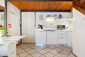 Fridge, microwave, stovetop, electric kettle