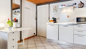 Kjøleskap, mikrobølgeovn, kokeplater og vannkoker