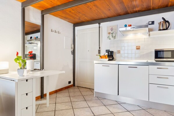 Fridge, microwave, stovetop, cookware/dishes/utensils