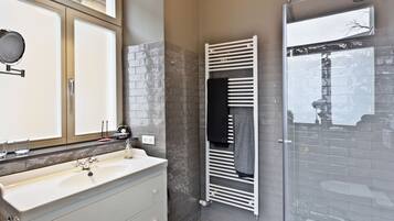 Design Apartment, 1 Bedroom (Gold, incl. EUR 45 cleaning fee) | Bathroom | Shower, towels, soap, shampoo