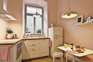 Design Studio, 1 Bedroom (Blue, incl. EUR 45 cleaning fee) | Private kitchen | Fridge, stovetop, dishwasher, electric kettle