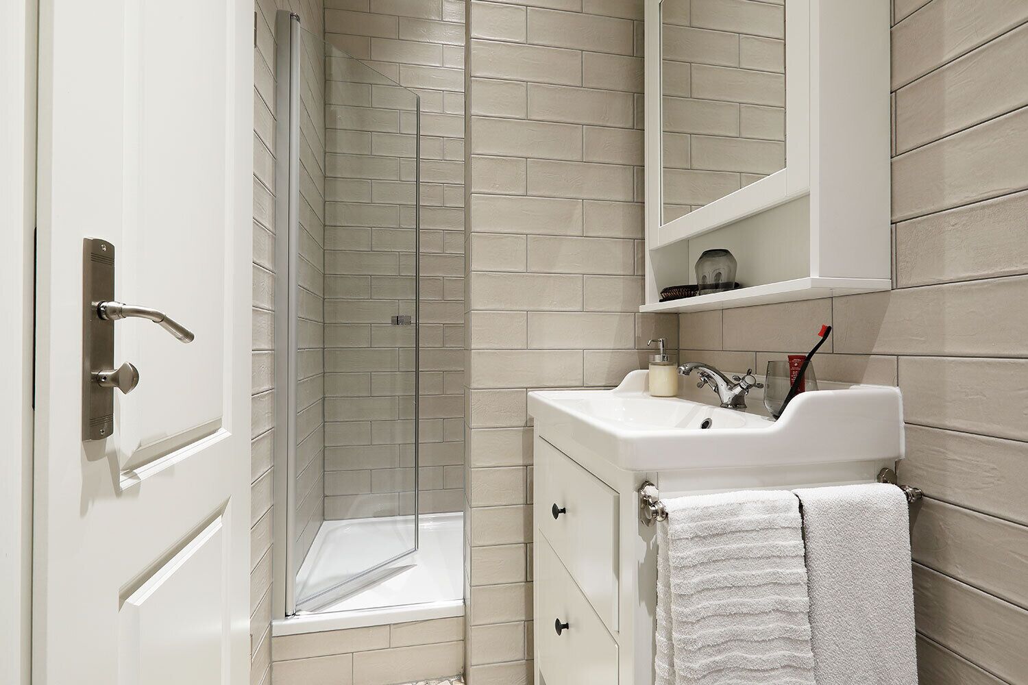 Appartamento Design | Bagno | Doccia, asciugamani, sapone, shampoo