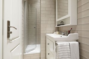 Design Apartment | Bathroom | Shower, towels, soap, shampoo - Chase Apartments Boutiquehotel Style I (Würzburg)