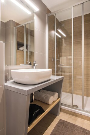 Hair dryer, towels, shampoo, toilet paper - Quiet Boutique Hotel in center of Skradin lying on fascinating Krka waterfalls (Skradin)
