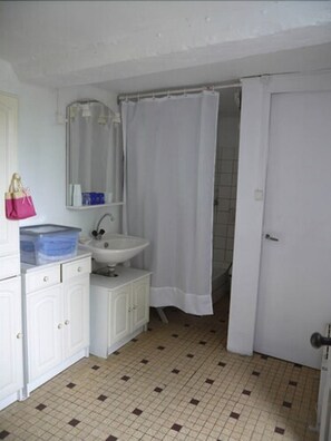 Regadera, secadora de cabello, toallas 