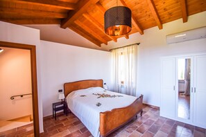 3 slaapkamers, een strijkplank/strijkijzer, gratis wifi, beddengoed