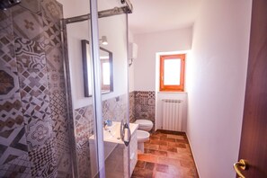 Shower, hair dryer, bidet, towels - House with private pool in hilly-quiet location with panoramic views (santa resituta (TR))