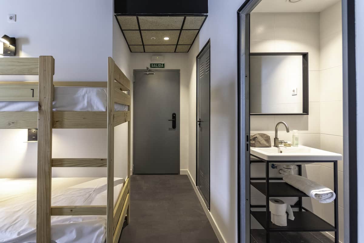 Soundproofing, free WiFi, bed sheets