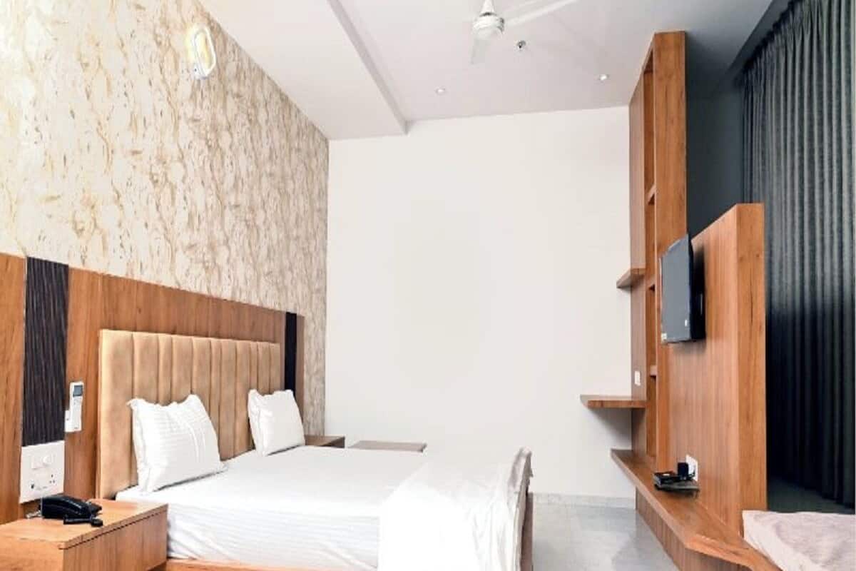Premium Room | 1 bilik tidur, meja, Wi-fi percuma, akses kerusi roda