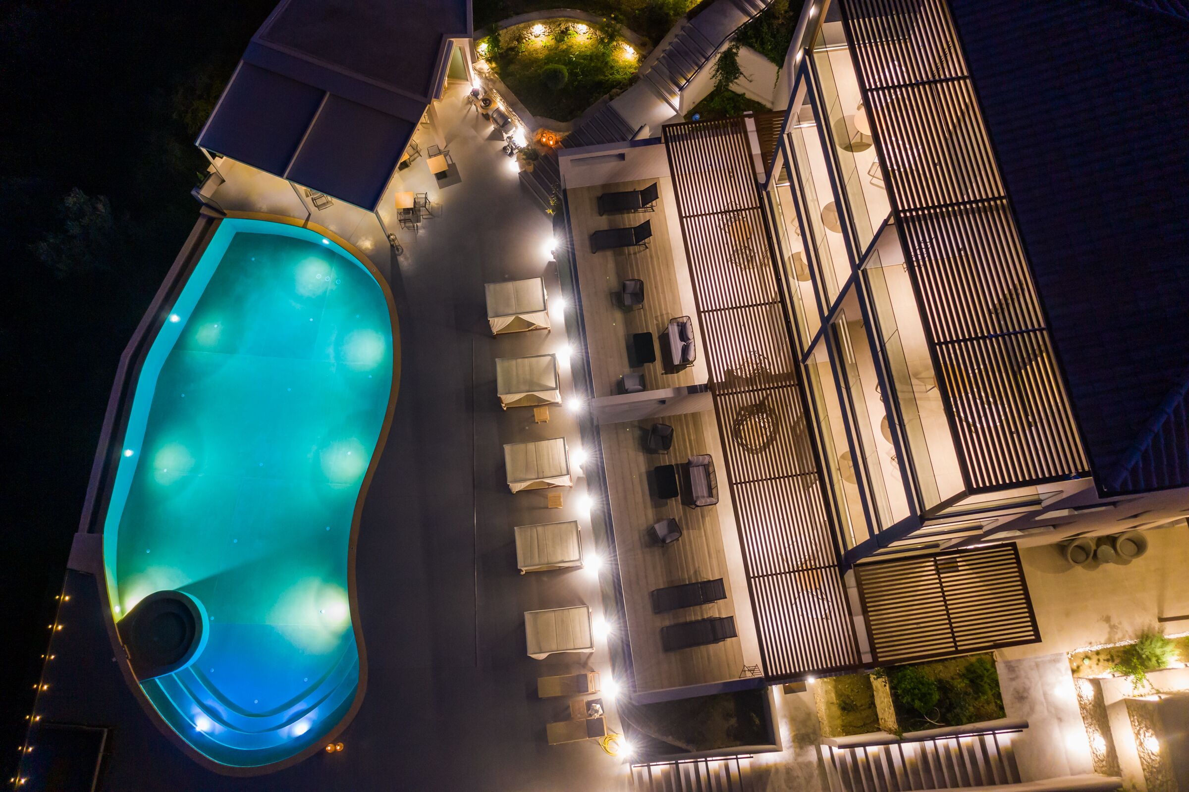 Seasonal outdoor pool, pool umbrellas, sun loungers