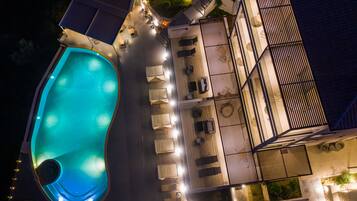 Seasonal outdoor pool, pool umbrellas, sun loungers