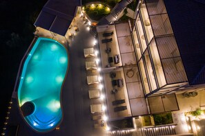 Seasonal outdoor pool, pool umbrellas, pool loungers - Katouna Suites Luxury Boutique Hotel - Adults Only (Lefkada)