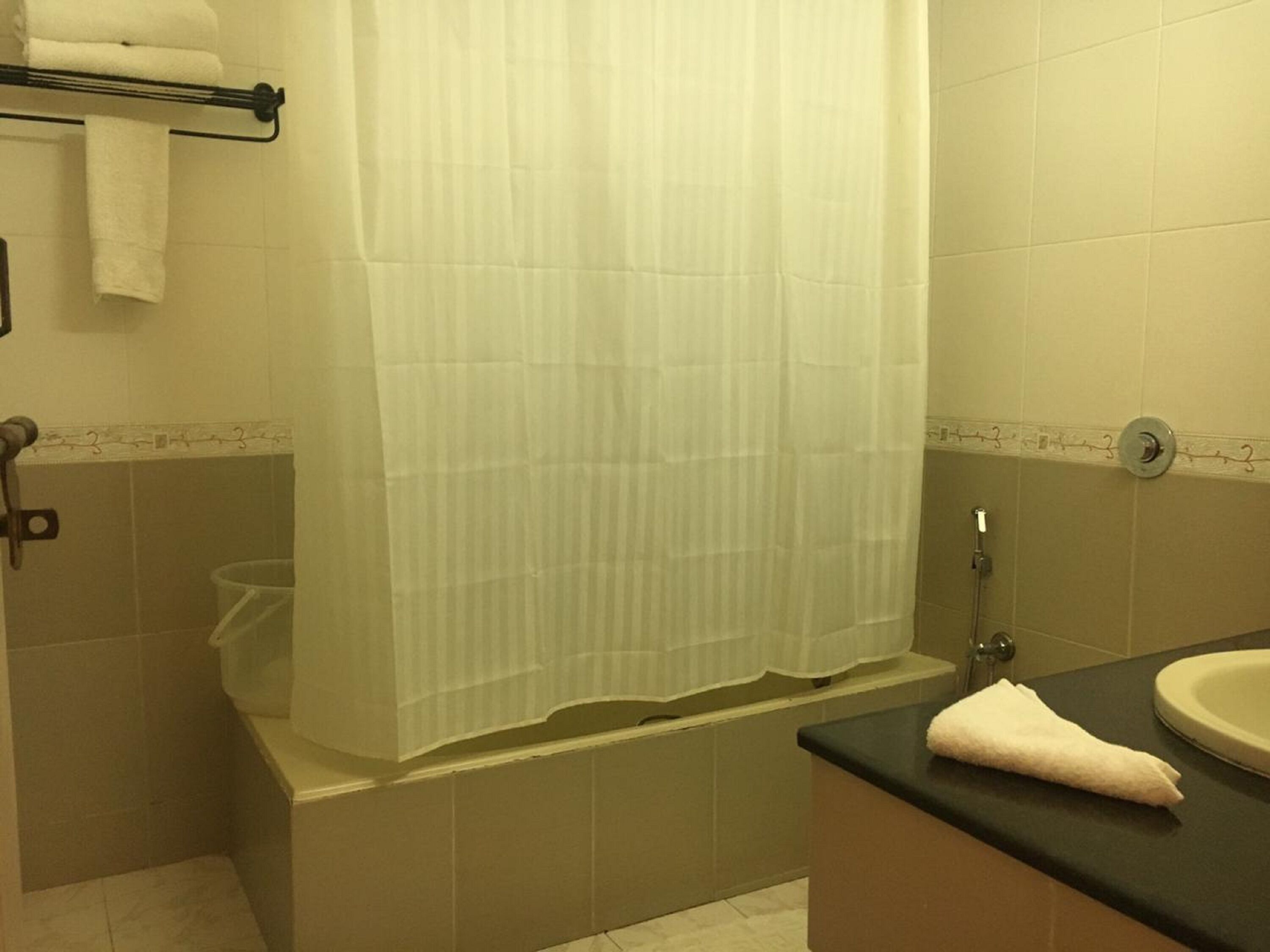 Un baño con bañera, inodoro y lavabo.