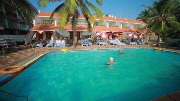 Außenpool, geöffnet von 11:00 Uhr bis 18:00 Uhr, Sonnenschirme