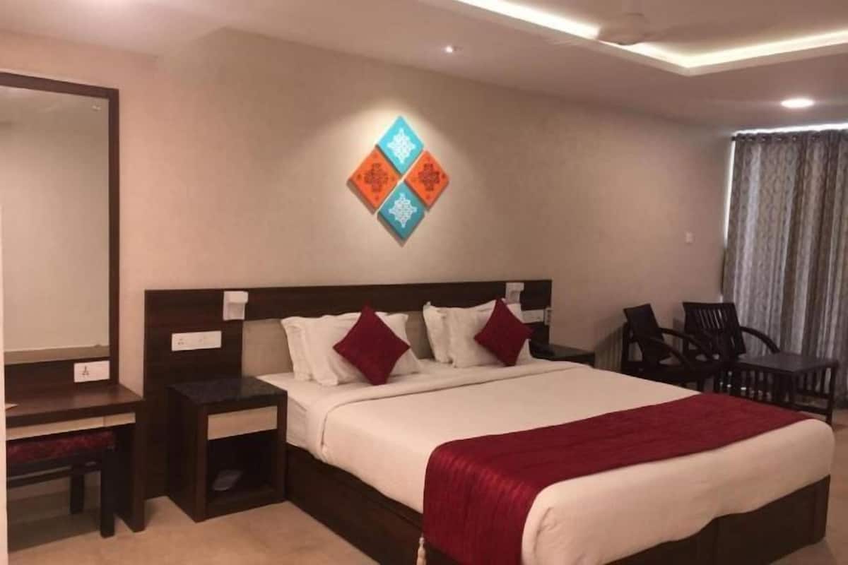 Egyptian cotton sheets, premium bedding, down duvets, minibar