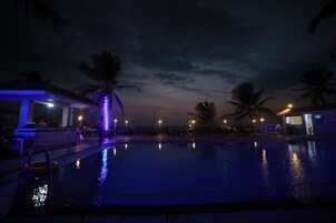 室外游泳池，11:00 至 18:00 开放，池畔遮阳伞，日光浴躺椅