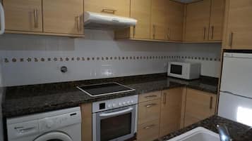 Een koelkast, een microgolfoven, een oven, een vaatwasser