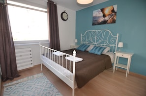 1 habitación, tabla de planchar con plancha, wifi gratis y ropa de cama