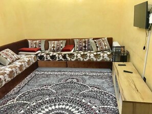 Senior Penthouse, 2 Bedrooms, Ocean View | Living room | 32-inch flat-screen TV with satellite channels, TV - Hôtel Flora (Nouakchott)