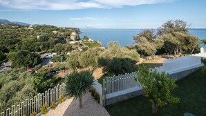 A coastal landscape with a view of the sea, a white fence, and greenery. - Capo Torre Resort (Albisola Superiore)