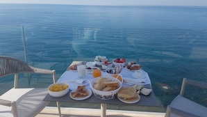 A table with breakfast items and a view of the sea. - Capo Torre Resort (Albisola Superiore)
