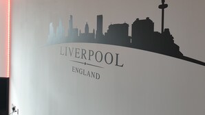 Eine Wand mit der Skyline von Liverpool als Silhouette und dem Text "LIVERPOOL ENGLAND".