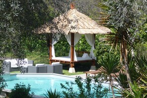 حمّام سباحة خارجي