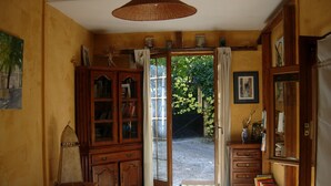 Un dormitorio con una cama grande, muebles de madera y vistas al exterior con vegetación.