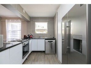 Mikrowelle, Geschirrspüler, Wasserkocher mit Kaffee-/Teezubehör