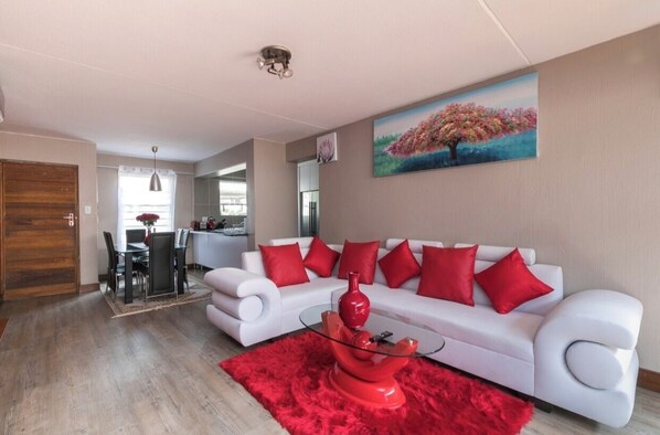 TV - Luxury Home with Private Garden (Sandton)