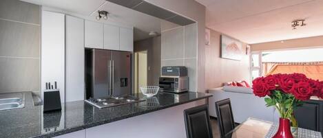 Micro-ondes, lave-vaisselle, cafetière/bouilloire