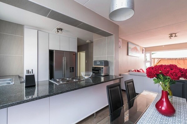 Mikrowelle, Geschirrspüler, Wasserkocher mit Kaffee-/Teezubehör