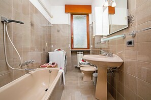Family Apartment, 2 Bedrooms, 2 Bathrooms (Appartamento Verona For You) | Bathroom | Separate tub and shower, rainfall showerhead, hair dryer, bidet
