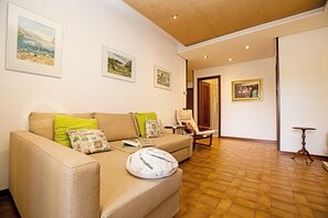 Family Apartment, 2 Bedrooms, 2 Bathrooms (Appartamento Verona For You) | Living area | 21-inch flat-screen TV with cable channels, TV, stereo