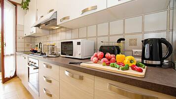 Grand réfrigérateur, micro-ondes, four, plaque de cuisson