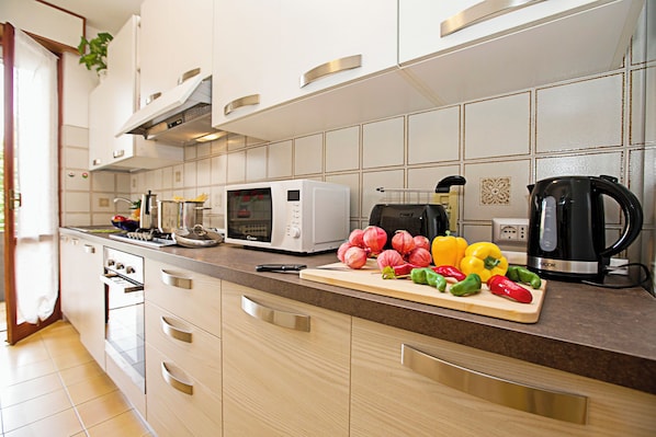 Full-sized fridge, microwave, oven, stovetop