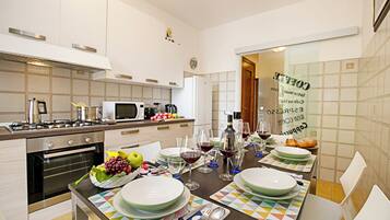 Täysikokoinen jääkaappi, mikroaaltouuni, uuni, liesi