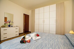 2 bedrooms, iron/ironing board, free WiFi, bed sheets