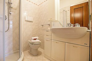 Separate tub and shower, rainfall showerhead, hair dryer, bidet - Appartamento Verona For You (Verona)