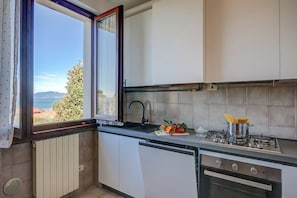 Apartemen Keluarga, beberapa kamar (Bardolino Garden Pool &Tennis on the) | Dapur pribadi | Lemari es besar, microwave, oven, dan kompor