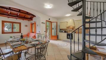 Familienvilla, Mehrere Schlafzimmer, 2 Bäder, Bergseite (Villa Monte Enrico - With Pool) | Speisen