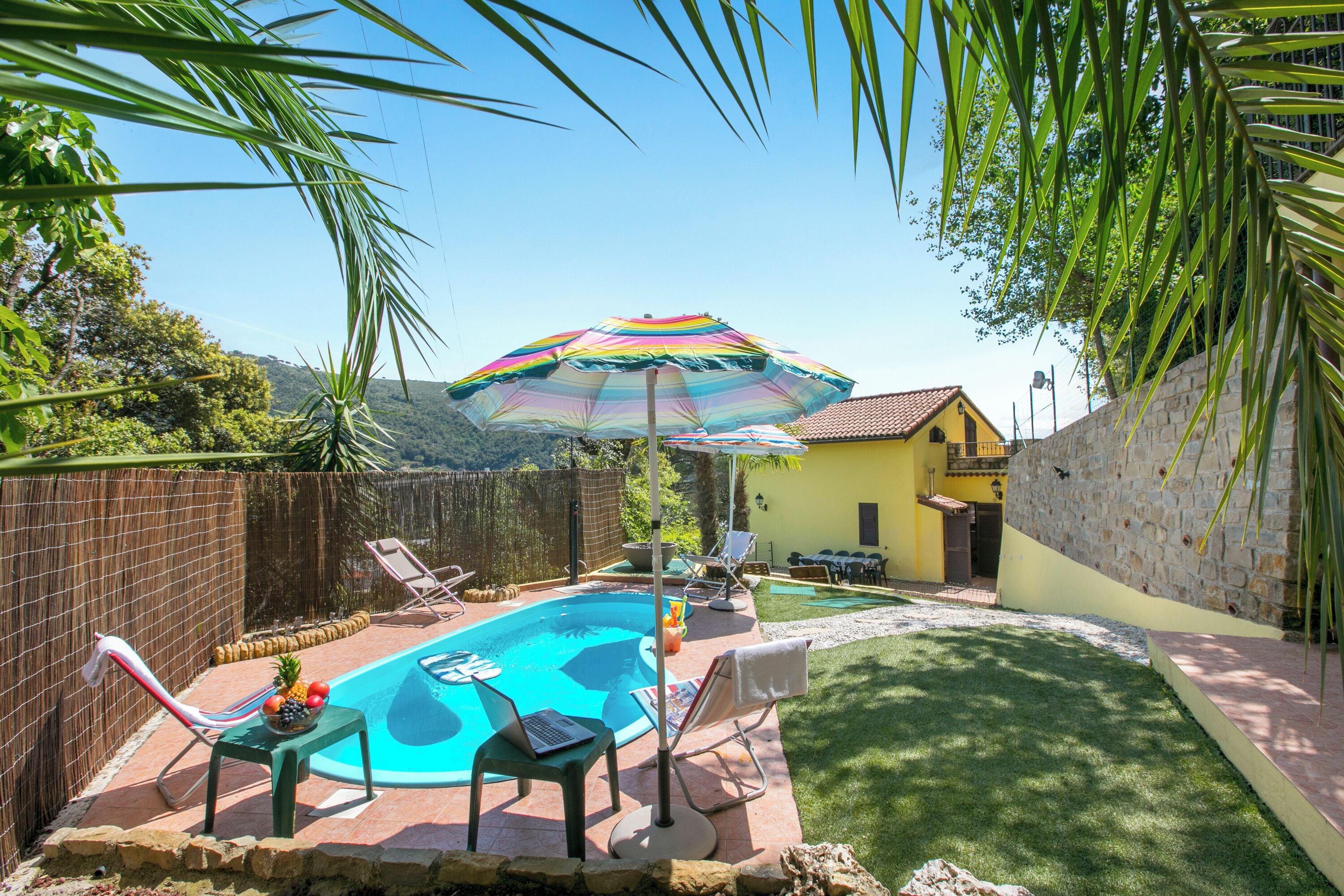 Familie villa, meerdere slaapkamers, 2 badkamers (Villa Monte Enrico - With Pool) | Zwembad | Een buitenzwembad