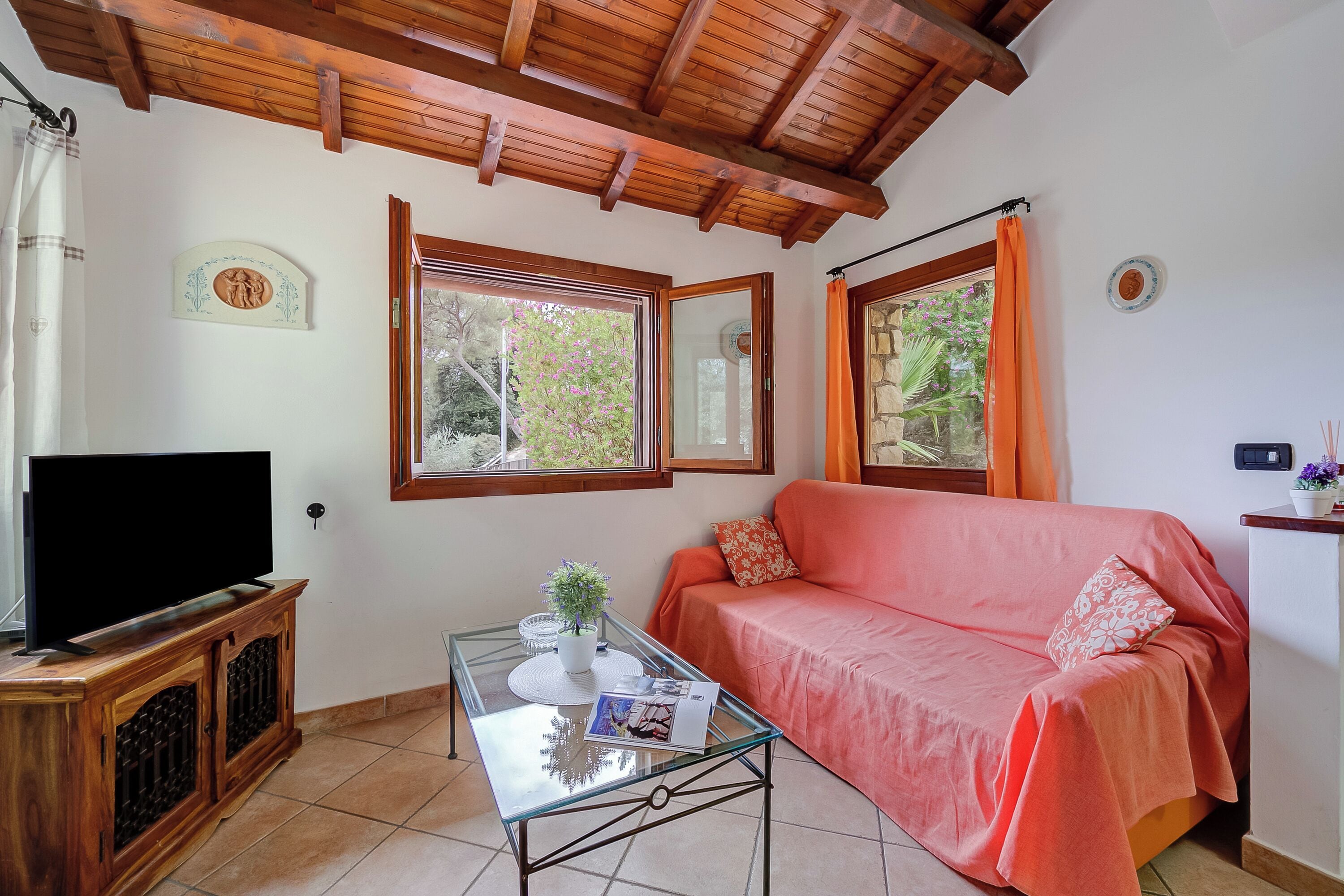 Villa familiare, camere multiple, 2 bagni, lato montagna (Villa Monte Enrico - With Pool) | Area soggiorno | TV a schermo piatto 22 pollici con canali via cavo, TV