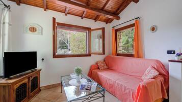 Villa familiare, camere multiple, 2 bagni, lato montagna (Villa Monte Enrico - With Pool) | Area soggiorno | TV a schermo piatto 22 pollici con canali via cavo, TV