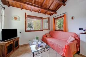 Familievilla - flere soveværelser - 2 badeværelser - ved bjerg (Villa Monte Enrico - With Pool) | Opholdsområde | 22-tommers fladskærms-tv med kabelkanaler, tv