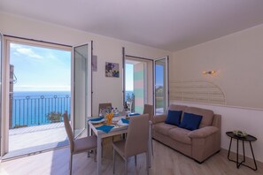 Appartement Familial, plusieurs chambres, 2 salles de bains (Serena 1 Amazing Sea View) | Coin séjour
