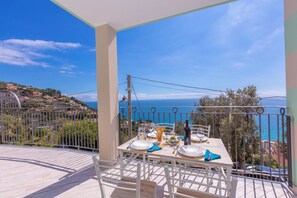 Familienapartment, Mehrere Schlafzimmer, 2 Bäder, Bergseite (Serena 1 Amazing Sea View) | Terrasse/Patio