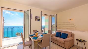 Appartamento familiare, camere multiple, 2 bagni, lato montagna (Serena 1 Amazing Sea View) | Area soggiorno | TV a schermo piatto 24 pollici con canali digitali, TV