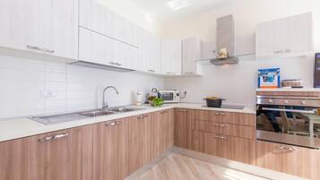 Appartamento familiare, 2 camere da letto, 2 bagni, lato montagna (Serena 1 Amazing Sea View) | Cucina privata | Macchina per tè/caffè, frigorifero con congelatore, microonde, forno