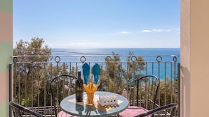 A balcony with a table, chairs, and a view of the sea. - Serena 2 (Alassio)